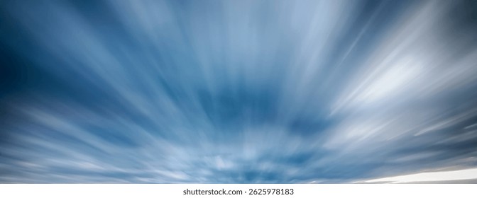 Exposición larga que muestra el movimiento de la nube en el cielo azul gris