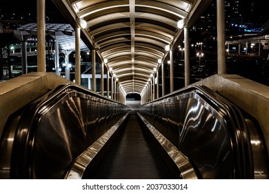 Long Moving Sidewalk (Kobe Meriken Park)