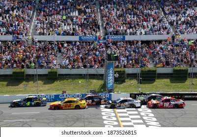 Long Pond, PA, USA - July 28, 2019:  The Field Takes The Green Flag To Start The 2019 NASCAR Gander RV 400 At Pocono Raceway In Pennsylvania.