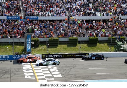 Long Pond, PA, USA - July 28, 2019:  Competitors Take The Green Flag To Start The 2019 NASCAR Gander RV 400 At Pocono Raceway In Pennsylvania.