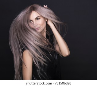 Long Purple Blonde Schöne Haare fliegen. Studioaufnahme.