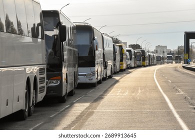 A long queue of buses to cross the border
