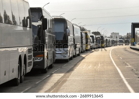 A long queue of buses to cross the border
