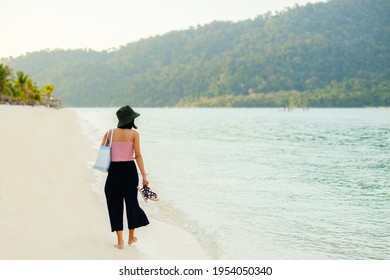 女性 海 後ろ姿 の画像 写真素材 ベクター画像 Shutterstock