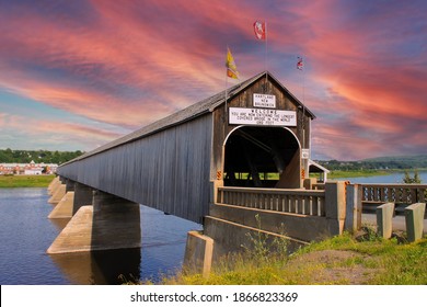 Die längste überdachte Holzbrücke der Welt in Hartland, New Brunswick, Atlantik Kanada bei Sonnenuntergang