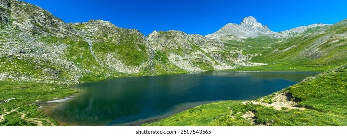 The Longet lakes, on the border between the Varaita Valley and the Ubaye Valley: jewels of nature at the foot of Monviso
