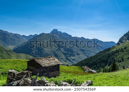 The Longet lakes, on the border between the Varaita Valley and the Ubaye Valley: jewels of nature at the foot of Monviso
