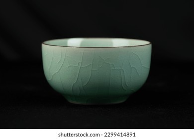 Celadón longquán de China, set de té chino de alta gama, set de té de celadón con decoración de crack, fondo oscuro interior Foto de stock