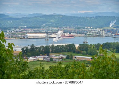 Longview Bridge Washington State Columbia River. Longview, Washington State, USA. The Lewis And Clark Bridge Crossing The Columbia River Between Washington And Oregon. 

                              