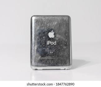 Lonodn, Engand, 05/04/2020 An Official Retro Vintage Apple IPod Nano, 3rd Generation 8GB USB MP3 Player, Apple Technology From 2007 Isolated On A White Background.