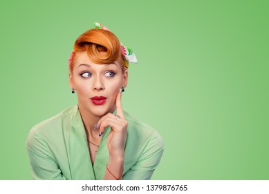 Schau hier zur Seite! Nahaufnahme rote Kopf junge Frau ziemlich erstaunt Mädchen grüne Knopfshirt aufgeregt überrascht schockiert, die Seite Retro Vintage 50's Frisur Augen Mund offen. Menschliche Gesichtsausdrücke