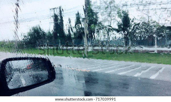 Look at the rain from the\
car.