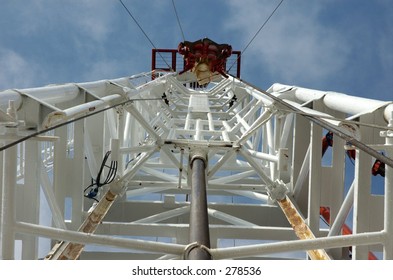 Looking up derrick/mast of a land drilling rig