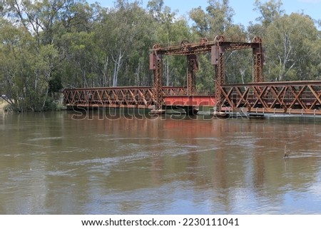 Looking down stream to the Heritage Listed Tocumwal vertical lift Railway Bridge across the flooded Murray River Stock foto © 