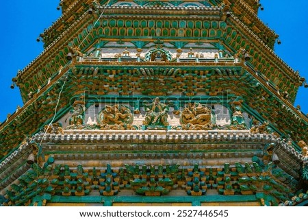 Looking up at the eaves of Feihong Glazed Tower of Guangsheng Temple in Linfen, Shanxi, you can see the exquisite temple architectural craftsmanship. The meaning of the plaque is: Guangsheng Temple