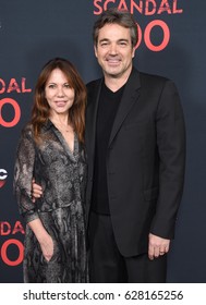 LOS ANGELES - APR 08:  Jon Tenney And Leslie Urdang Arrives To The 