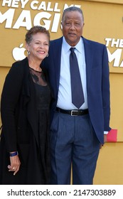 LOS ANGELES - APR 14:  Valerie Wilkes, Jamaal Wilkes at the They Call Me Magic Premiere Screening at Village Theater on April 14, 2022  in Westwood, CA