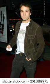 LOS ANGELES - APR 23: Jeremy Piven Arrives To  The ‘Identity’ Hollywood Premiere On April 23, 2003 In Hollywood, CA