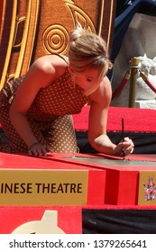 LOS ANGELES - APR 23:  Scarlett Johansson At The Avengers Cast Members Handprint Ceremony At The TCL Chinese Theater On April 23, 2019 In Los Angeles, CA