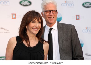 LOS ANGELES - APR 25:  Mary Steenburgen, Ted Danson At The 2014 LA Modernism Show Opening Night At 3Lab On April 25, 2014 In Culver City, CA