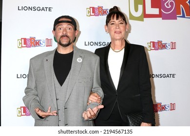 LOS ANGELES - AUG 24:  Kevin Smith, Jennifer Schwalbach Smith At The Clerks III Premiere At TCL Chinese Theater On August 24, 2022 In Los Angeles, CA