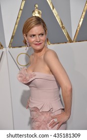 LOS ANGELES, CA - FEBRUARY 28, 2016: Jennifer Jason Leigh At The 88th Academy Awards At The Dolby Theatre, Hollywood.