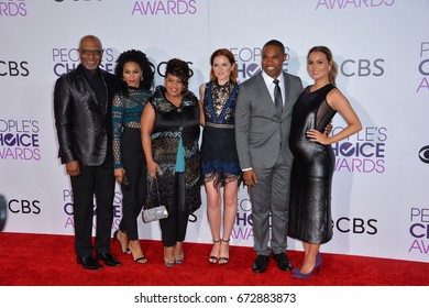 LOS ANGELES, CA - JANUARY 18, 2017: James Pickens Jr, Kelly McCreary, Chandra Wilson, Sarah Drew, Jason Winston George & Camilla Luddington At 2017 People's Choice Awards At The Microsoft Theatre