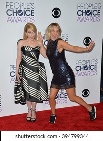 LOS ANGELES, CA - JANUARY 6, 2016: Melissa Rauch & Kaley Cuoco At The People's Choice Awards 2016