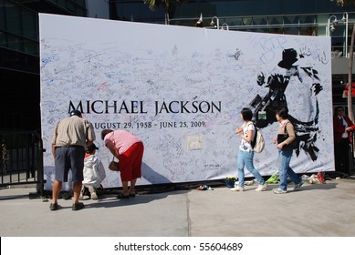 LOS ANGELES, CA- JULY 5 : Giant Michael Jackson's Billboard Installed Outside Staples Center To Be Signed By Fans, July 5, 2009 In Los Angeles, California.