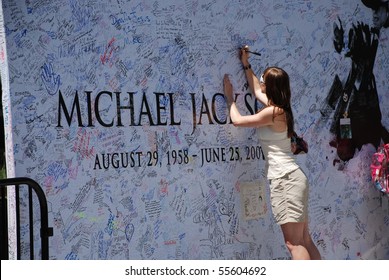 LOS ANGELES, CA- JULY 5 : Giant Michael Jackson's Billboard Installed Outside Staples Center To Be Signed By Fans, July 5, 2009 In Los Angeles, California.