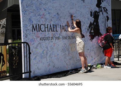 LOS ANGELES, CA- JULY 5 : Giant Michael Jackson's Billboard Installed Outside Staples Center To Be Signed By Fans, July 5, 2009 In Los Angeles, California.