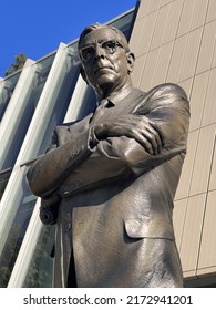 Los Angeles, CA: June 28, 2022:  Statue Of UCLA Coach John Wooden On The UCLA Campus. UCLA Is A Public University Located In The Westwood Area Of Los Angeles.