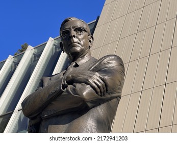 Los Angeles, CA: June 28, 2022:  Statue Of UCLA Coach John Wooden On The UCLA Campus. UCLA Is A Public University Located In The Westwood Area Of Los Angeles.