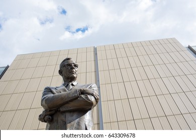 Los Angeles, CA: May 7, 2017:   Statue Of UCLA Coach John Wooden On The UCLA Campus. UCLA Is A Public University Located In The Westwood Area Of Los Angeles.