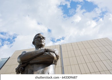 Los Angeles, CA: May 7, 2017:   Statue Of UCLA Coach John Wooden On The UCLA Campus. UCLA Is A Public University Located In The Westwood Area Of Los Angeles.