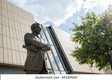 Los Angeles, CA: May 7, 2017:   Statue Of UCLA Coach John Wooden On The UCLA Campus. UCLA Is A Public University Located In The Westwood Area Of Los Angeles.