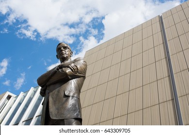 Los Angeles, CA: May 7, 2017:   Statue Of UCLA Coach John Wooden On The UCLA Campus. UCLA Is A Public University Located In The Westwood Area Of Los Angeles.