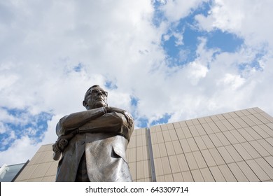 Los Angeles, CA: May 7, 2017:   Statue Of UCLA Coach John Wooden On The UCLA Campus. UCLA Is A Public University Located In The Westwood Area Of Los Angeles.