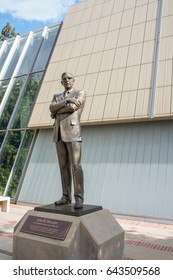 Los Angeles, CA: May 7, 2017: Statue Of UCLA Coach John Wooden On The UCLA Campus. UCLA Is A Public University Located In The Westwood Area Of Los Angeles.