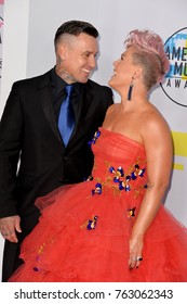 LOS ANGELES, CA - November 19, 2017: Pink & Carey Hart At The 2017 American Music Awards At The Microsoft Theatre LA Live