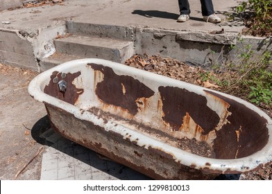 Los Angeles, CA / United States - 10/15/2011 : Fire Side Chats. Destroyed Housing And Remnants Of Old Bath Tub