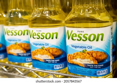 Los Angeles, CA, USA October 12th 2021. Bottles Of Wesson Vegetable Oil For Sale At A Supermarket Shelf