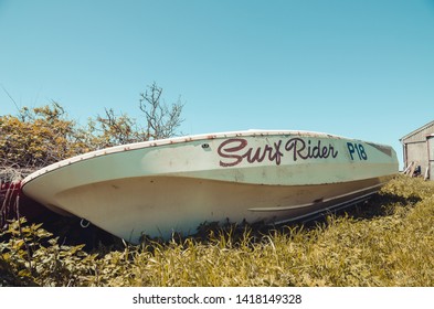 Los Angeles, Calafornia, 05/05/2018 A Retro Vintage Classic Surf Rider Speedboat On A Warm Grassy Area. Classic Retro Surfing 1960s Hand Written Surf Writing On The Side Of The Boat. 