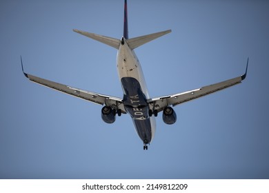 Los Angeles, California - April 17 2022: A Delta Airlines Boeing 737-800 landing on LAX airport