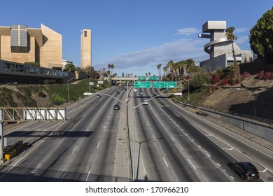 LOS ANGELES, CALIFORNIA - 24 de noviembre de 2013:  Vista de fin de semana sin tráfico de la autopista Hollywood 101, Catedral Católica y Escuela de Artes Visuales y Escénicas en el centro de Los Ángeles.  