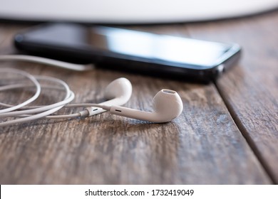 Los Angeles, California, United States - 05-07-2020: A Closeup View Of A Pair Of Wired Apple Earbuds.