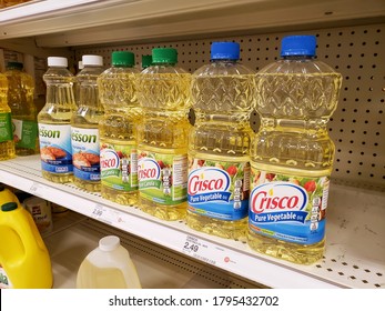 Los Angeles, California, United States - 07-22-2020: A View Of Several Containers Of Crisco Vegetable Oil, On Display At A Local Grocery Store.