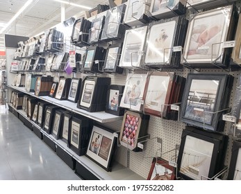 Los Angeles, California, United States - 04-26-2021: A View Of Blank Picture Frames, On Display At A Local Retail Store.