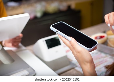 Los Angeles, California, United States - 08-10-2021: A View Of A Person Holding Up A Cell Phone At The Cash Register Of A Retail Store.