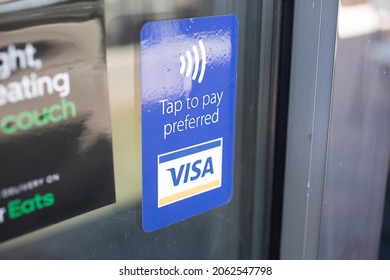 Los Angeles, California, United States - 10-02-2021: A View Of A Visa Tap To Pay Preferred Advertisement Sticker Sign, Seen At A Local Restaurant.